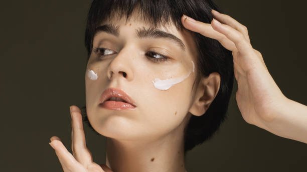 applying sunscreen SPF as final morning skincare step before makeup waiting 5 minutes to prevent SPF pilling on face