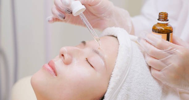 woman gently patting skincare serum onto face using fingertips instead of rubbing to prevent moisturizer pilling
Caption: How you apply product matters as much as what order you apply it — rubbing creates friction that causes pilling