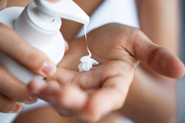 wiping skin with toner cotton pad before self tanner application to remove excess oilSelf Tanner for Oily Skin