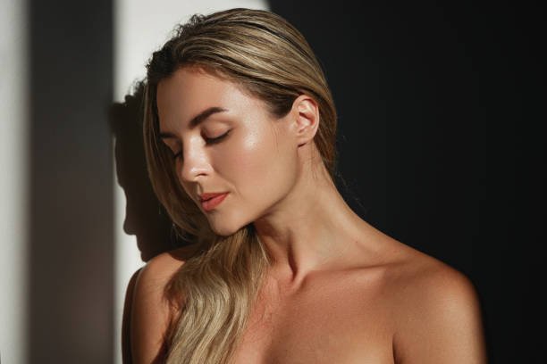 woman with natural looking bronze skin glow without sun exposure